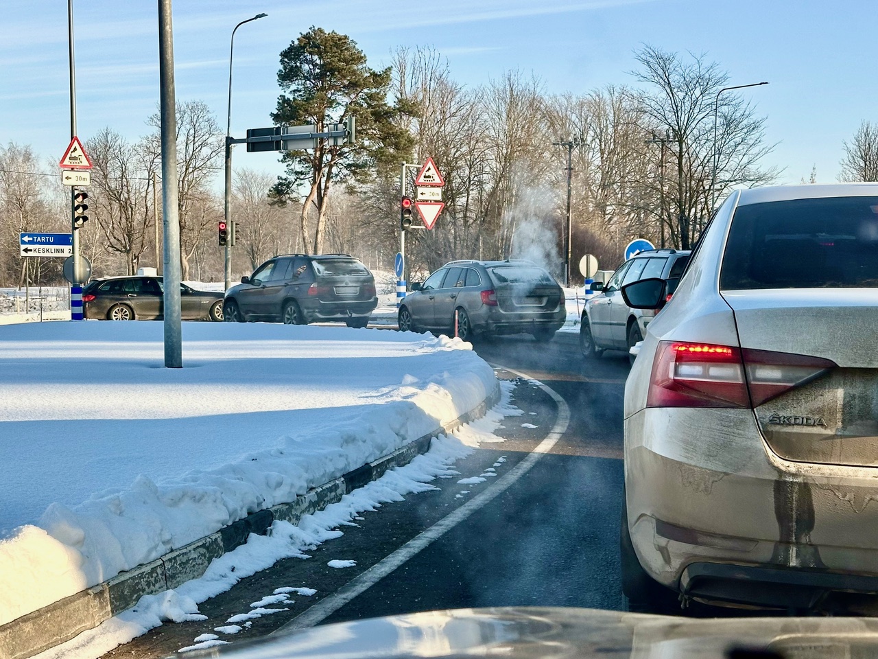 Raudteeülesõidul tekkis pikk viivitus Kubja poolt tulijatele, sest punane tuli ei kustunudki ära. Esimesena foori taga oleval juhil soovitas üks tagapool oleva auto juht lihtsalt sõita punase tule alt läbi ja nii pääses terve kolonn liikvele. Selliseid häireid olevat olnud ka varem. FOTO: Kalev Annom